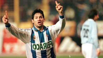 El Turu Flores celebra un gol con el Deportivo en un derbi contra el Celta.