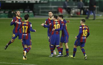 Los jugadores celebran el 1-1 de Messi al Betis. 