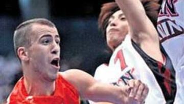 <b>BARRERA. </b>La defensa nipona frena una entrada de Sergio Rodríguez.