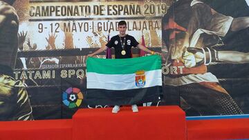 Julián Lozano posa como campeón de España de Kickboxing tras los Campeonatos de España de Kickboxing de Guadalajara 2019.
