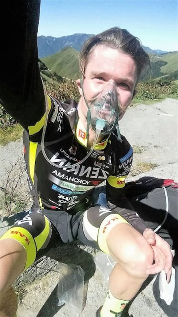 Óscar Pujol, con una mascarilla de oxígeno en la cima del Taiwán KOM.