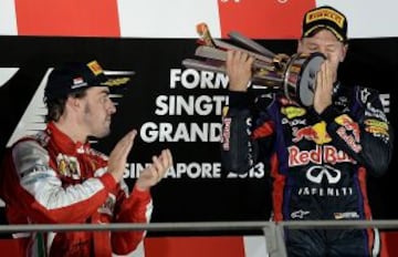 Sebastian Vettel besa el trofeo junto a Fernando Alonso.