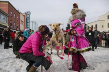 Acto ceremonial del comienzo de la carrera de trineos con perros que se celebró el pasado sábado en Anchorage, Alaska.