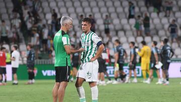 Juan María conversa con el doctor Bretones