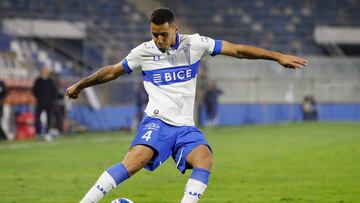 Futbol, Universidad Catolica vs Union La Calera.
Fecha 13, campeonato Nacional 2022.
El jugador de Universidad Catolica Aaron Astudillo, centro, juega el baln contra Union La Calera durante el partido por la primera division disputado en el estadio San Carlos de Apoquindo.
Santiago, Chile.
13/05/2022
Felipe Zanca/Photosport
Football, Universidad Catolica vs Union La Calera.
13 th date, 2022 National Championship.
Universidad CatolicaÕs player Aaron Astudillo, center , play the ball against Union La Calera during the first division match held at San Carlos de Apoquindo stadium.
Santiago, Chile.
13/05/2022
Felipe Zanca/Photosport