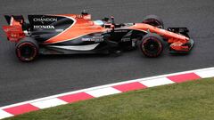 McLaren&#039;s Spanish driver Fernando Alonso drives during the first practice session of the Formula One Japanese Grand Prix at Suzuka on October 6, 2017. / AFP PHOTO / Behrouz MEHRI