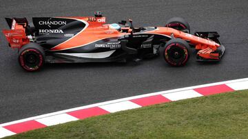 McLaren's Spanish driver Fernando Alonso drives during the first practice session of the Formula One Japanese Grand Prix at Suzuka on October 6, 2017. / AFP PHOTO / Behrouz MEHRI