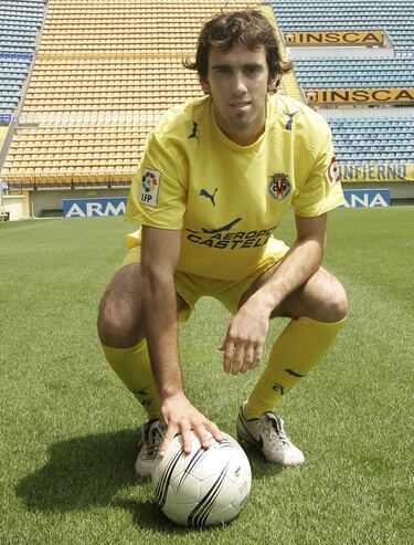 Diego Godín llegó a Europa para jugar en el Villarreal, donde jugó entre 2007 y 2010, tras llegar desde Nacional de Montevideo. Disputó 91 partidos oficiales y marcó 4 goles, destacando por su solidez defensiva, liderazgo y capacidad aérea. Fue parte del equipo que alcanzó el subcampeonato de Liga en 2008, la mejor clasificación histórica del club en ese momento.
