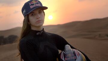 Cristina Guti&eacute;rrez con los colores de Red Bull para el Dakar.