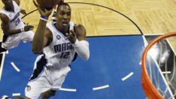 <b>MATE DE 'SUPERMÁN'. </b>Howard superó a los pívots de Cleveland.