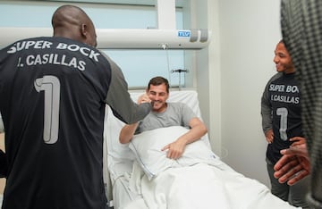 Iker Casillas con sus compañeros.