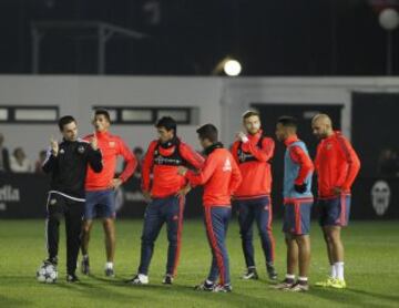 Neville durante el primer entrenamiento con el Valencia el 7 de diciembre de 2015. 