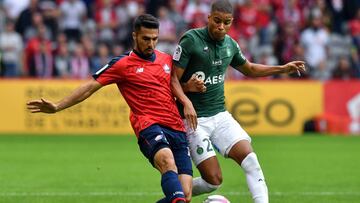 Zeki Celik (a la izquierda), durante el último Lille-Sain Etienne. Al turco lo sigue el Atlético.