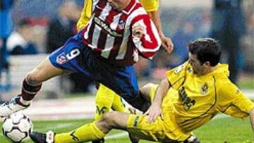 <b>ARTISTA</B>. Fernando Torres volvió a ser el referente atlético, y pese a la entrada de Arruabarrena estuvo muy cerca de poder batir a Reina.