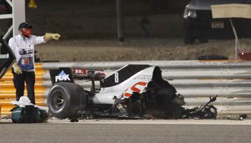 El monoplaza del piloto franc¨¦s se ha incendiado tras un fuerte impacto en la curva tres del Gran Premio de Bahr¨¦in. Romain Grosjean sali¨® por su propio pie del monoplaza. El accidente lleg¨® tras un cambio de direcci¨®n del piloto de Haas, en el que se ha tocado con el Alpha Tauri de Kvyat.