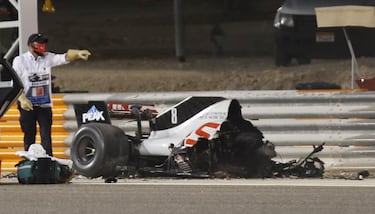El monoplaza del piloto francés se ha incendiado tras un fuerte impacto en la curva tres del Gran Premio de Bahréin. Romain Grosjean salió por su propio pie del monoplaza. El accidente llegó tras un cambio de dirección del piloto de Haas, en el que se ha tocado con el Alpha Tauri de Kvyat.