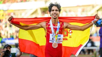 Mohamed Katir celebra su medalla de bronce en 1500 meters en el Mundial.