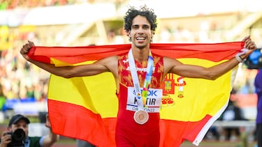Mohamed Katir celebra con la bandera de España y la medalla al cuello su bronce en los 1.500 metros de los Mundiales de Eugene.