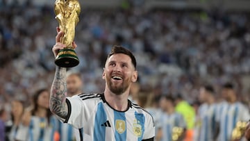 AMDEP144. BUENOS AIRES (ARGENTINA), 01/04/2023.- Lionel Messi de Argentina camina con el trofeo de la Copa Mundo en un homenaje, al final de un partido amistoso ante Panamá en el estadio Monumental, el 23 de marzo de 2023, en Buenos Aires (Argentina). El tricampeonato invicto de Japón en el Clásico Mundial de Béisbol, que se disputó en marzo, marcó un mes en América en el que también se destacaron el español Carlos Alcaraz, que asumió el número uno de la clasificación ATP, y la selección Argentina, que lidera la lista de países de la FIFA. EFE/ Juan Ignacio Roncoroni
