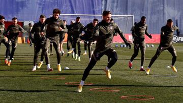 Sa&uacute;l, del Atl&eacute;tico, durante un ejercicio en el entrenamiento de ayer en el Cerro, por delante de Vrsaljko, Lodi, Kondgobia y los dem&aacute;s compa&ntilde;eros.