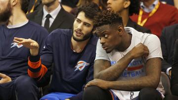 Álex Abrines junto a Anthony Morrow.