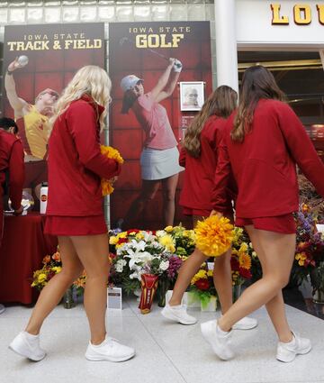 Miles de personas, que abarrotaban el Jack Trice Stadium de la Universidad de Iowa, recordaron a la golfista española asesinada cuando entrenaba el pasado 17 de septiembre. 