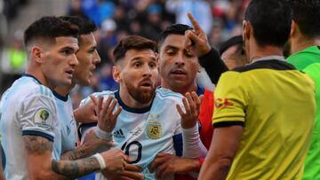 Argentina&#039;s Lionel Messi (C) talsk to Paraguayan referee Mario Diaz de Vivar after he and Chile&#039;s Gary Medel (out of frame) were sent off during their Copa America football tournament third-place match at the Corinthians Arena in Sao Paulo, Braz