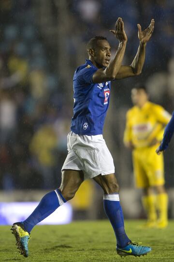 Jugó en Cruz Azul del 2012 al 2014.