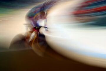 Algunas im¨¢genes se acercan m¨¢s al mundo del arte que al de la fotograf¨ªa deportiva, como en ¨¦ste caso. En la im¨¢gen la venezolana Angie Sabrina Gonzalez durante la prueba de ciclismo en pista en el vel¨®dromo de Rio.