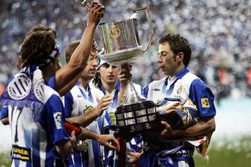 Tamudo levanta el trofeo de Copa tras ganar al Real Zaragoza en 2006.