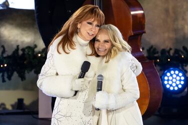 Reba McEntire, cantante y actriz estadounidense, y Kristin Chenoweth, cantante y actriz estadounidense, durante la 93.ª ceremonia anual de encendido del árbol de Navidad del Rockefeller Center.