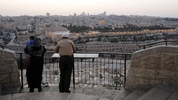 Visitantes musulmanes miran las vistas desde el Templo del Monte en la ciudad vieja de Jerusalén. La ciudad acogerá la salida del Giro de Italia 2018.