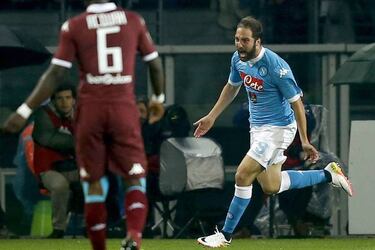 Higuain reaches 33 goals, Toni says ta-ta with a ‘Panenka’
