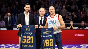 GRAF2148. VITORIA, 19/12/2019.- El exjugador serbio Igor Rakocevic (d) y el exjugador Sergi Vidal (i) posan junto al director deportivo del Baskonia, F&eacute;lix Fern&aacute;ndez, durante un homenaje antes del comienzo del encuentro entre el Baskonia y el Real Madrid perteneciente a la 15&ordm; jornada de Euroliga en el Fernando Buesa Arena de Vitoria, este jueves. El Baskonia retir&oacute; las camisetas de sus exjugadores Igor Rakocevic y Sergi Vidal durante un homenaje celebrado antes del partido. EFE/ Adri&aacute;n Ruiz De Hierro