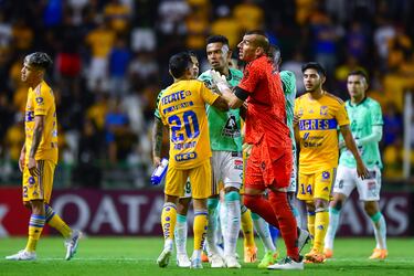 Nahuel Guzmán busca pleito con Cota al finalizar el León vs Tigres