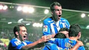 <b>ENCENDIDO. </b>Duda, eufórico, y Lolo buscan a Salva después del 2-3.