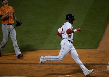 Franchy Cordero anota una carrera en la quinta entrada.