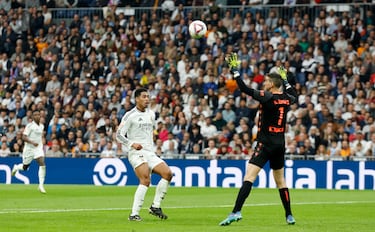 Jude Bellingham supera a Herrera con un sutil toque para poner el 2-0 en el marcador.