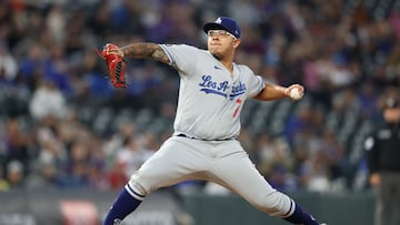 Julio Ur&iacute;as lanza en un partido de los Dodgers