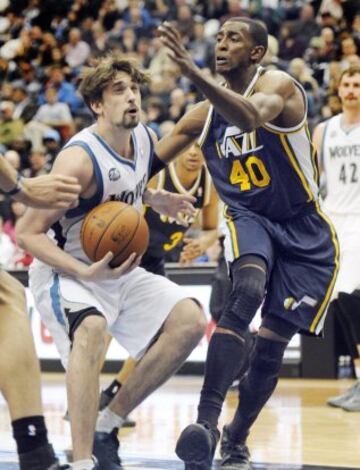 Jeremy Evans comete una falta sobre Alexey Shved.