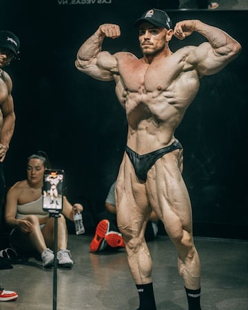 El joven culturista español nacido en Yecla, ciudad española perteneciente a la Región de Murcia, ha hecho historia en el mundo del culturismo tras acabar en el sexto puesto de la categoría Classic Physique en el Mr. Olympia 2024. Todo ello en su año de debut por lo que cobra aún más mérito.