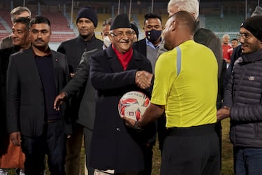 Prasad Sharma Oli hace el saque de honor en Katmandú.
