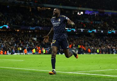 Antonio Rüdiger celebra el tanto que anota en el décimo penalti de la serie.