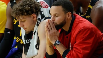 SAN FRANCISCO (United States), 13/05/2025.- Golden State Warriors Stephen Curry (R) and Brandin Podziemski (L) in the final minutes in the NBA Playoffs Western conference semifinals game four between the Minnesota Timberwolves and Golden Sate Warriors in San Francisco, California, USA, 12 May 2025. Curry is out due to an injury. (Baloncesto) EFE/EPA/JOHN G. MABANGLO SHUTTERSTOCK OUT