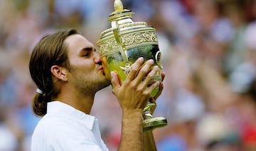 Apenas a los 22 años de edad, Fedefer llegó a su primera final de Grand Slam: enfrentó por el campeonato de Wimbledon al australiano Mark Philippoussis. El de Basilea ganó el partido en tres mangas y consiguió su primer título en un Grand Slam. En ese entonces, nadie preveía que el suizo de convertiría en el máximo ganador de todos los tiempos.