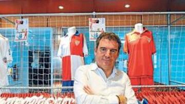 <b>DE ESTRENO. </b>Manuel Vizcaíno posa en la tienda oficial del Sevilla junto a las camisetas de la temporada 2009-2010.