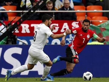 Luis Suárez y Ahmed Fathi.