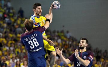 Kielce (Poland), 21/04/2018.- Alex Dujshebaev (C) of PGE VIVE Kielce and Jesper Nielsen (L) and Nedim Remili (R) of Paris Saint-Germain in action during their Handball Champions League quarterfinal match between PGE VIVE Kielce and Paris Saint-Germain in 