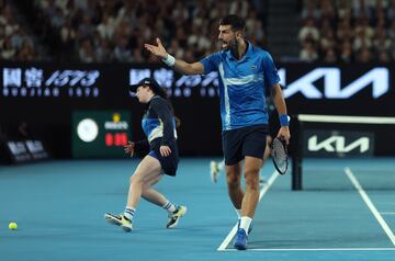 Cabreo del tenista serbio, Novak Djokovic, durante el duelo de cuartos de final del Open de Australia 2025.