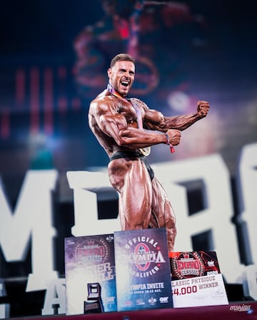 El joven culturista español nacido en Yecla, ciudad española perteneciente a la Región de Murcia, ha hecho historia en el mundo del culturismo tras acabar en el sexto puesto de la categoría Classic Physique en el Mr. Olympia 2024. Todo ello en su año de debut por lo que cobra aún más mérito.